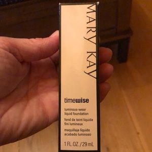 Timewise luminous-wear foundation